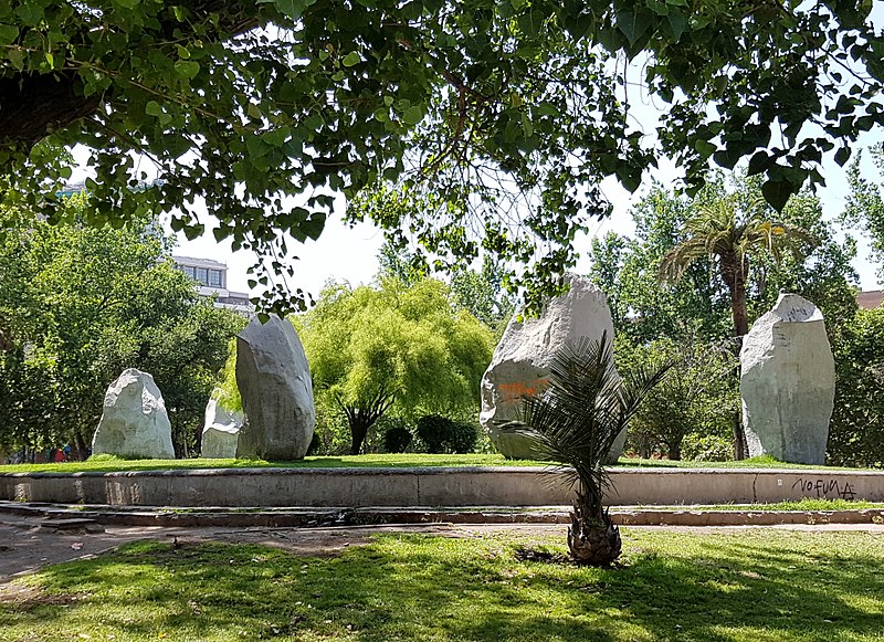 Lee más sobre el artículo Los siete monolitos de Berg: un monumento a Pedro Aguirre Cerda inspirado en el terremoto de 1939